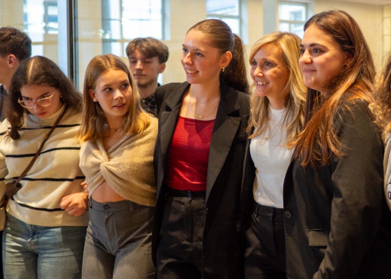 Politische Bildung hautnah: Jugendliche aus dem Ruhrgebiet auf Einladung von Dr. Franziska Krumwiede-Steiner im Bundestag 